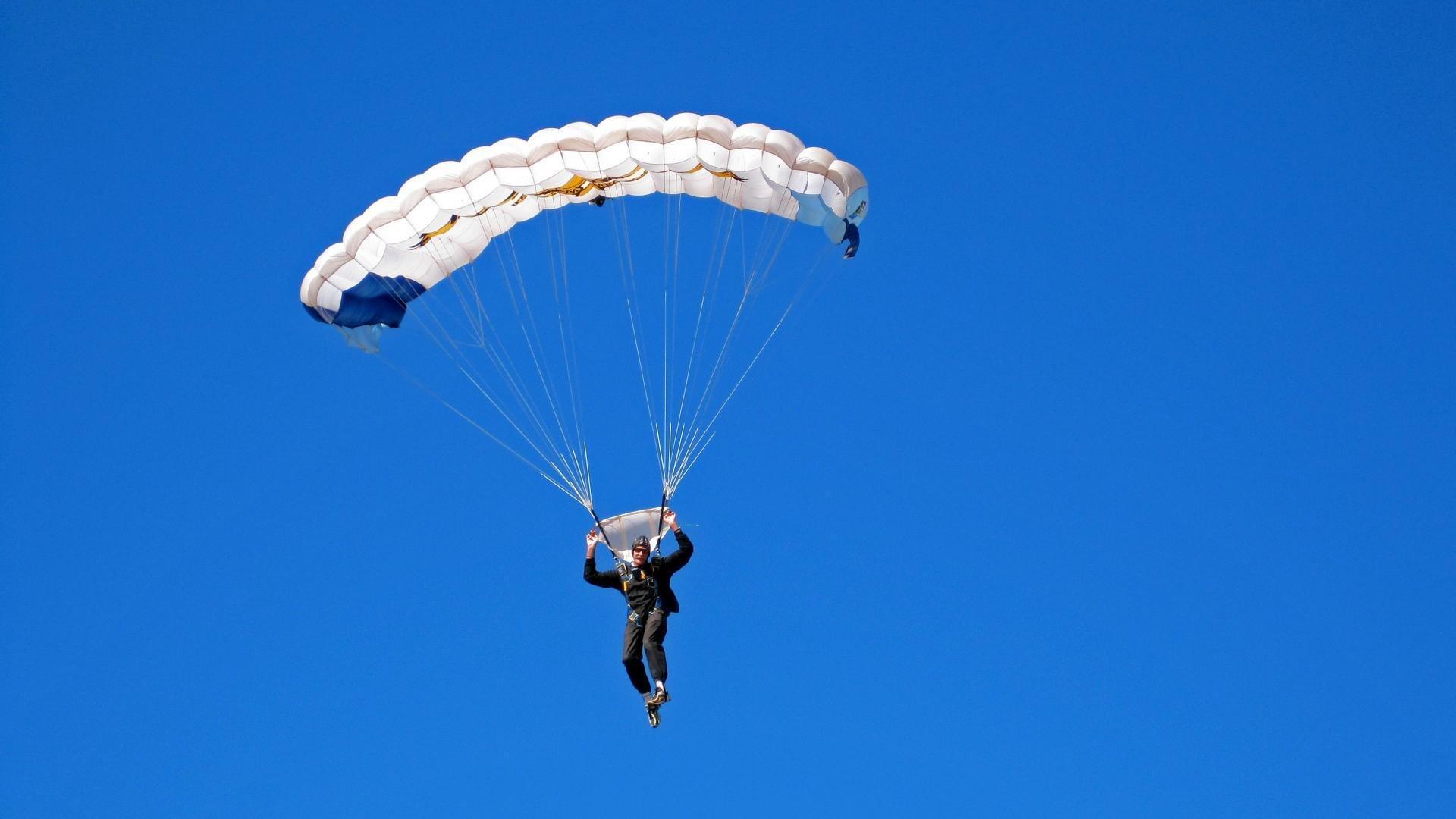 国际帆船赛巅峰对决，强风激浪中勇者胜
