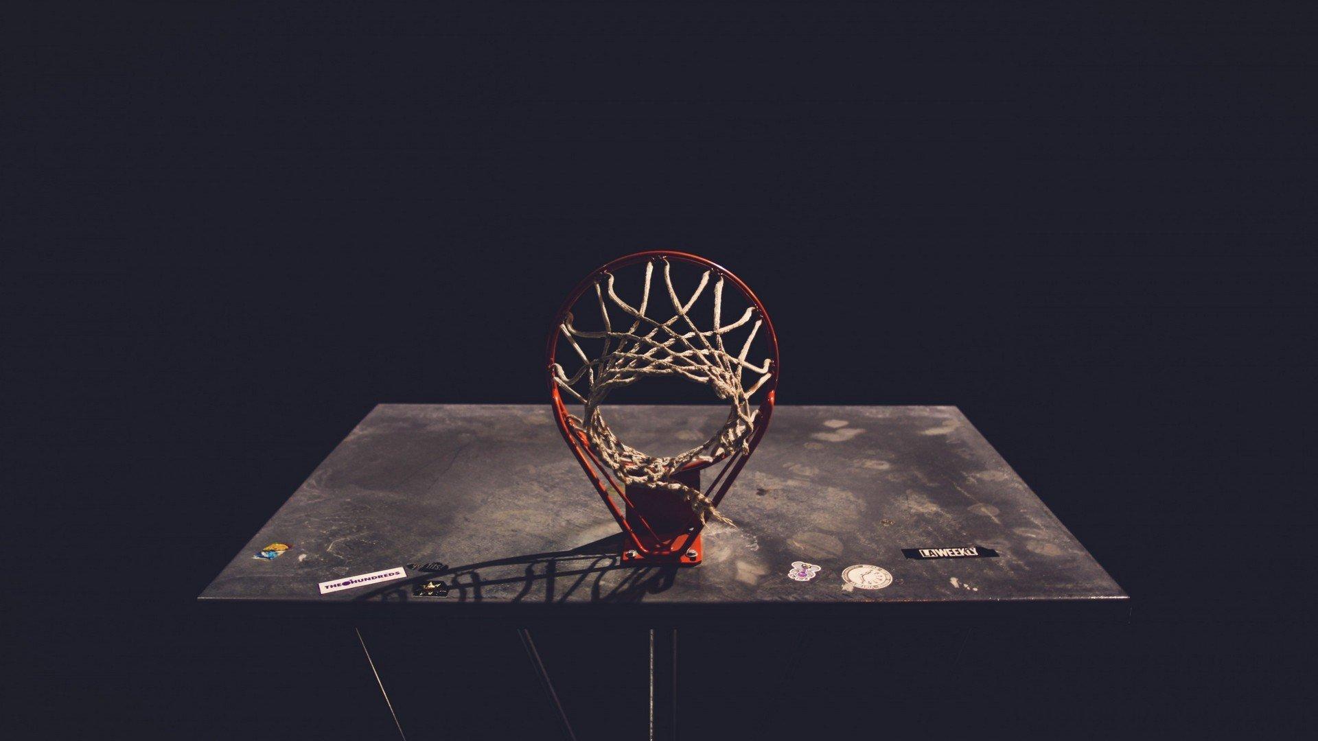 西甲联赛激战正酣，皇马巴萨上演巅峰对决